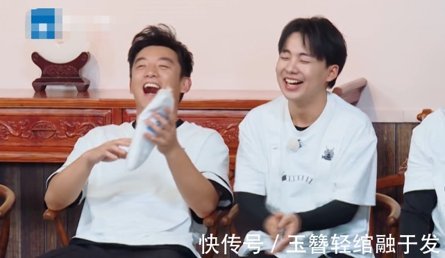 跑男|baby台上摔倒，跑男兄弟都在大笑，只有阚清子反应让人揪心！