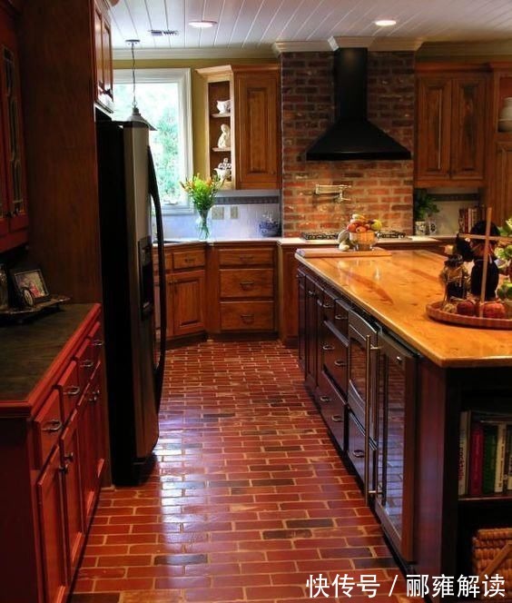 出家门|邻居坚持用红砖铺地,省下一半装修费,看完效果大家争相模仿!