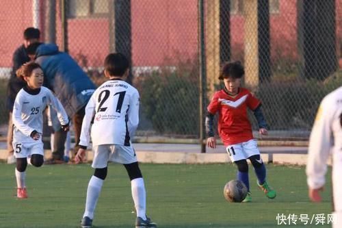 一日三餐|“拔苗助长”的抚养方式要不得，会加速孩子骨龄发育，不利于长高