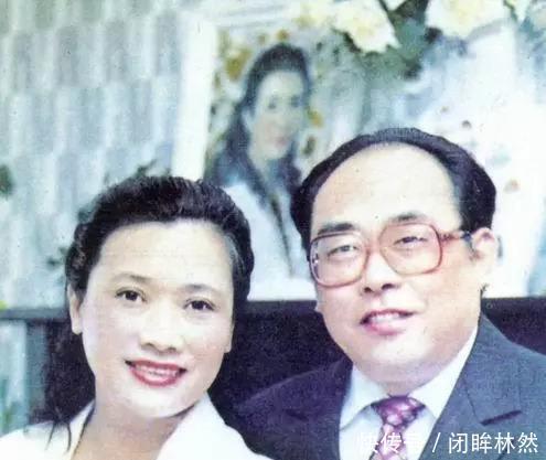 一生演唱800多首歌,丈夫去世12年,她不舍下葬将骨灰摆放在卧室