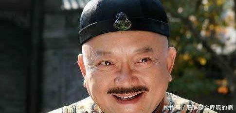 报出|皇帝问县令你父亲是谁县令报出父亲的名讳，皇帝升三级官！