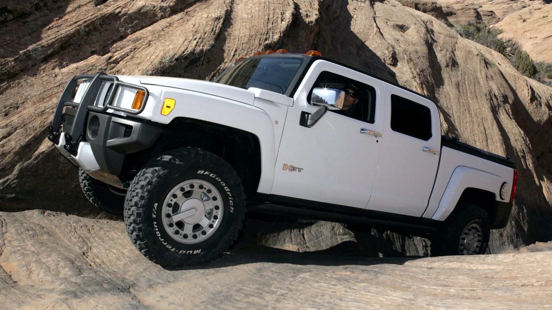 度为|关公战秦琼，全新2022款纯电悍马静态对比2008款悍马H3T