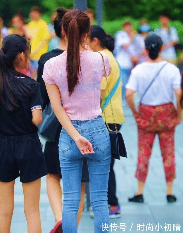 针织T恤 粉色针织T恤加九分牛仔裤,简单又有活力,让人显得轻盈灵动