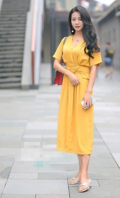 街拍风度翩翩的小美女，白皙美腿纤细笔直，甜美可爱