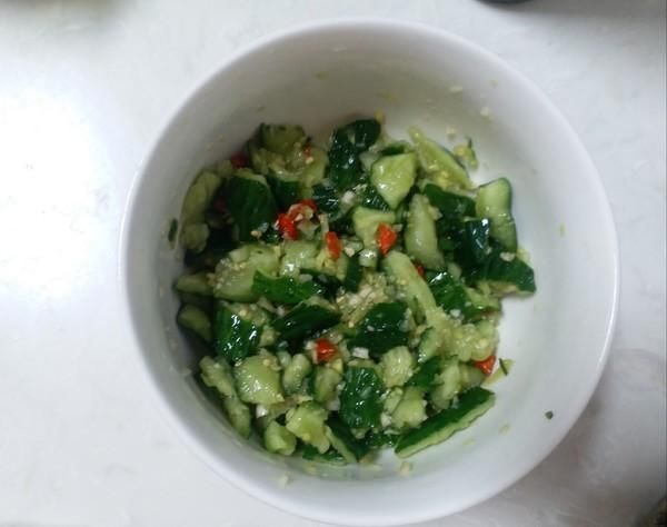 拌黄瓜,这2种调料不要放,10人做8人错,难怪不入味还发苦