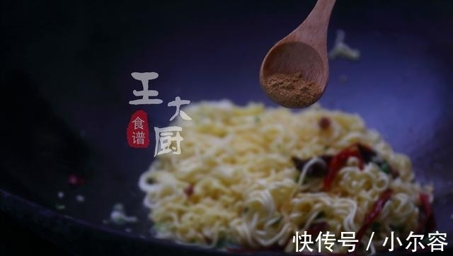 方便面|方便面别再煮了，这样一做口感Q弹、韧性十足，一次两包都不够。