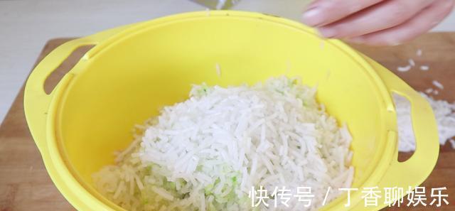 美味|饺子别再煮着吃，教你这样做，外皮金黄酥脆，馅料滑嫩流汁，美味