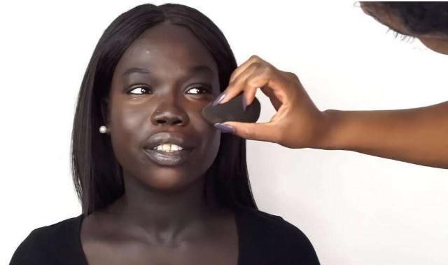 化妆师 化妆师给非洲新娘化妆,粉底都涂了三四层网友村姑变女神