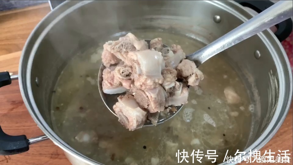 排骨|炖排骨时，有人先焯水，有人直接炖，全都不对，大厨：教正确做法