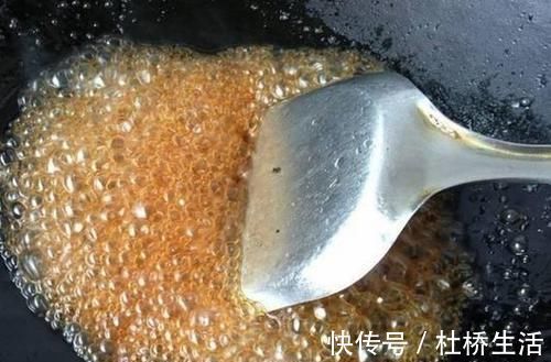 分量|炒糖色时,第一步放冰糖就错了!再加一步,糖色透亮有光泽还不苦