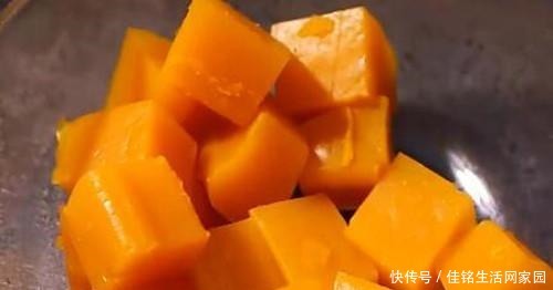 清凉|南瓜别在蒸着吃了,试试这做法,香甜清凉,怎么都吃不腻!