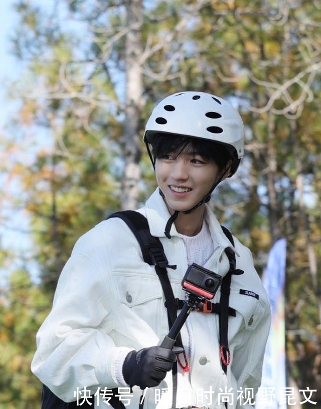 王俊凯低头弯腰听女生讲话,绅士风度拉满格,动作柔到想要谈恋爱