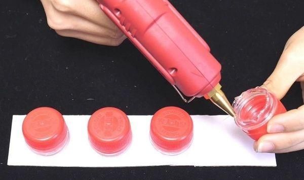 把两个塑料瓶盖粘在一起，挂在裤子上，全家人都要抢着用，太棒了 ！