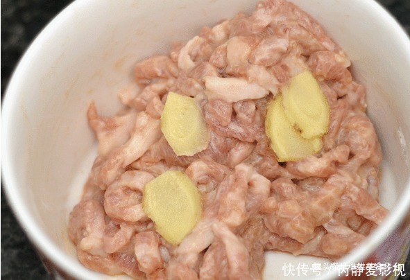 鸡蛋清|腌肉时,别只放盐!厨师长多加“2种料”肉质嫩滑还入味