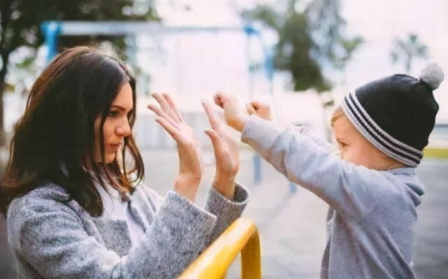 小茹|孩子见到陌生人第一反应，能看出父母家教如何，别把不说话当内向