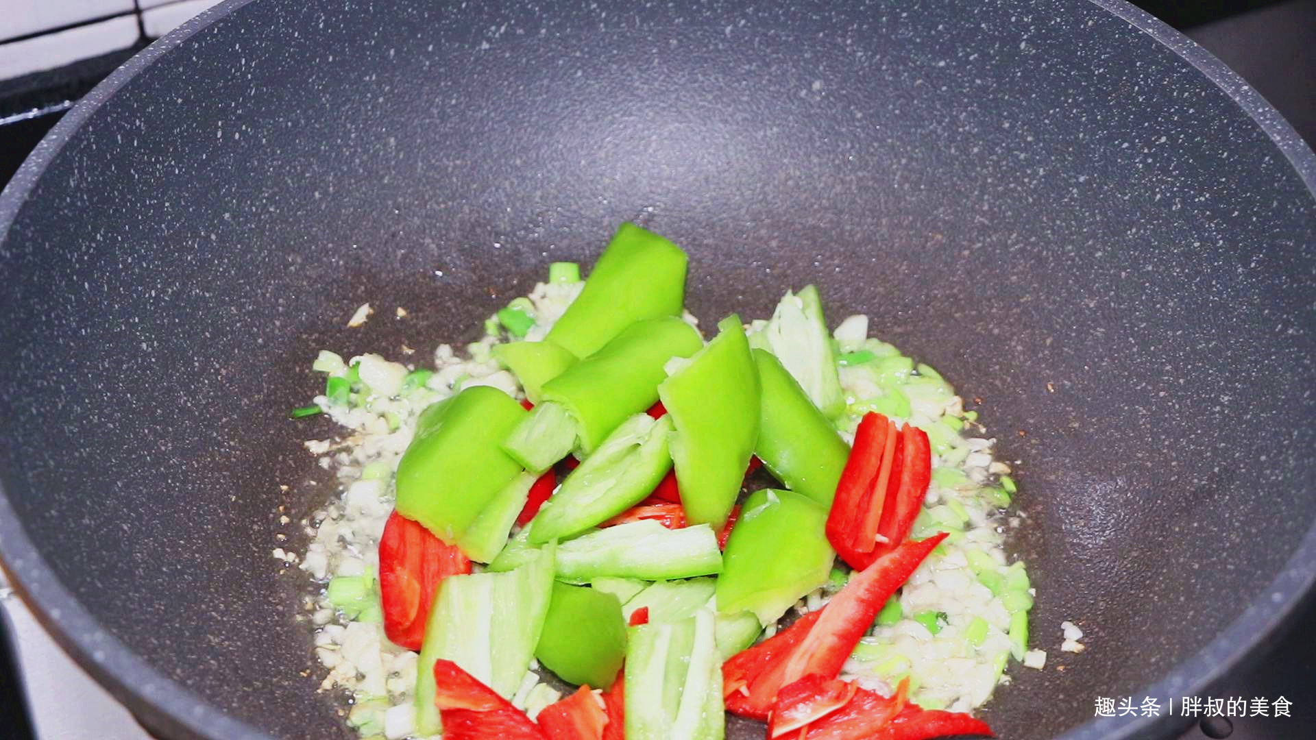 腐竹百吃不厌的做法,我家隔三差五就吃一次,比红烧肉还解馋