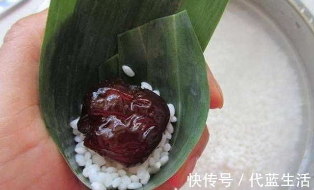 包粽子,从不用水煮粽叶,1个小技巧粽子软糯清香更入味