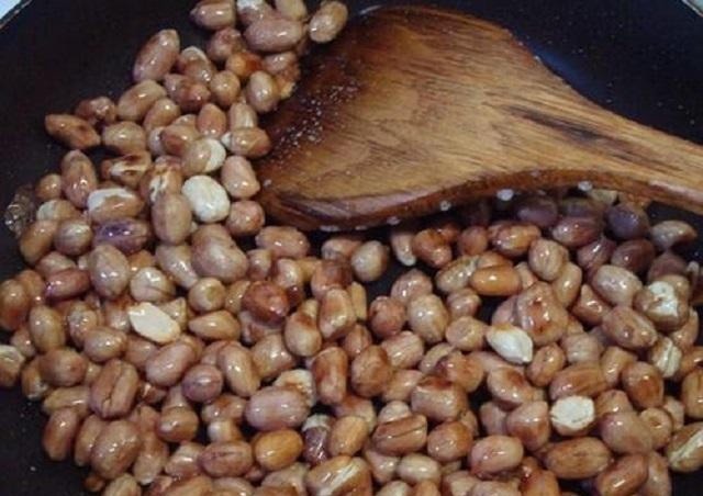 炒花生米,先倒油就错了!多加1步,花生米更酥脆,放1周都不回潮