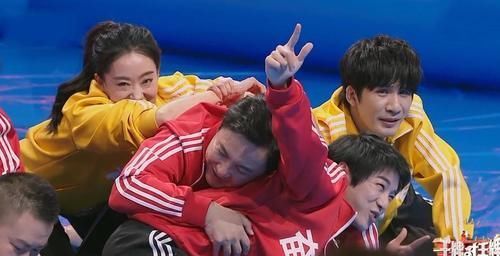 华晨宇|关晓彤趴包贝尔身上,谁注意她腿咋放的?网友:一看就是有男友的人