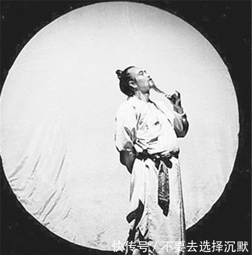 火葬场出上联“早来晚来早晚都来”,下联更经典,道破人生的真谛