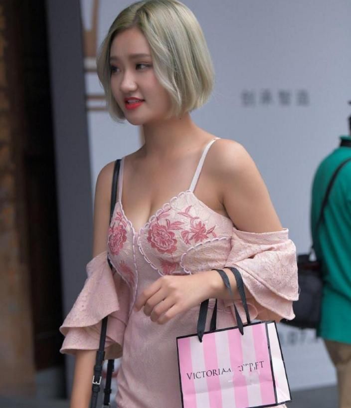 穿搭|街拍光鲜亮丽的小姐姐,一套吊带短裙的穿搭,尽显魅力十足