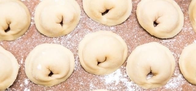 生饺子千万别直接放冰箱，学会店老板的小诀窍，再也不怕开裂粘皮