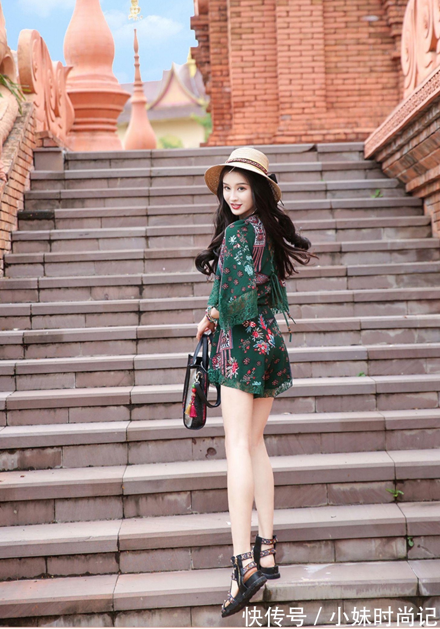 快乐|穿上复古碎花连体裤,快乐地去度假