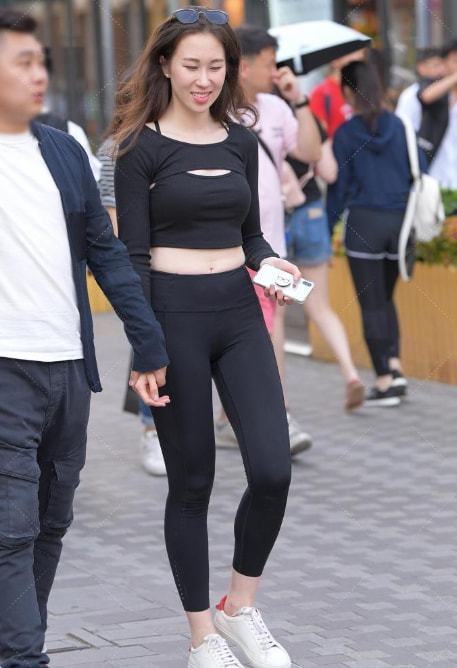 美女 黑色露脐装搭黑色瑜伽裤,不仅显身材,还释放出美女独有的魅力