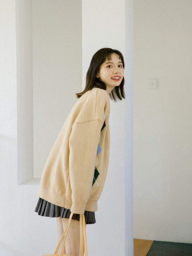 小个子 换季到底怎么穿?卡其色风衣+牛仔裙,日系又复古,美翻整个秋天