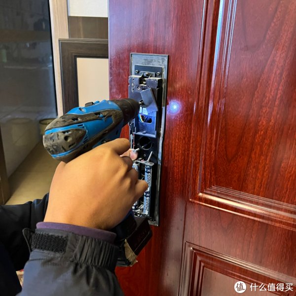 人脸识别|指纹门锁过时了？解放双手的人脸识别智能锁，到家秒开门