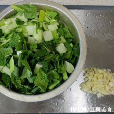 油菜|简单快手又下饭的秘制蒜蓉油菜吃起来那叫一个香