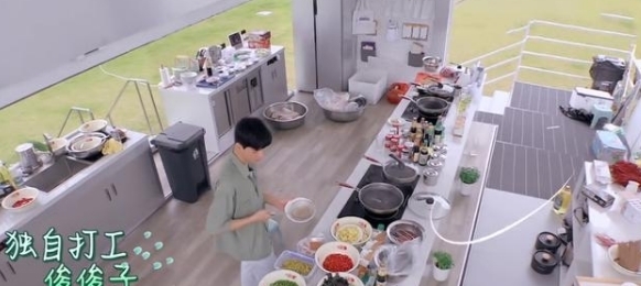 喝茶|姚安娜在《中餐厅》“拈轻怕重”,其他成员喝茶,龚俊已忙活不停