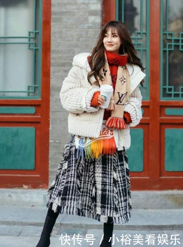 要注意|阔腿裤也该收一收了,最近流行“羽绒服+半身裙”,小个子也适合