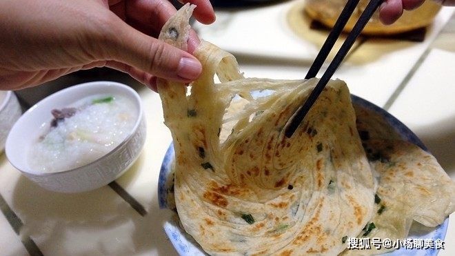 葱油饼|用这个方法做的葱油饼太香了,一口气吃3张,外酥内软,葱香扑鼻