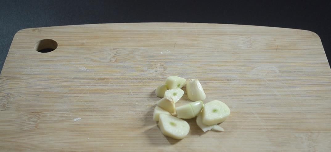 花盆里放瓣大蒜, 没想到作用这么大, 看完你会感谢我的