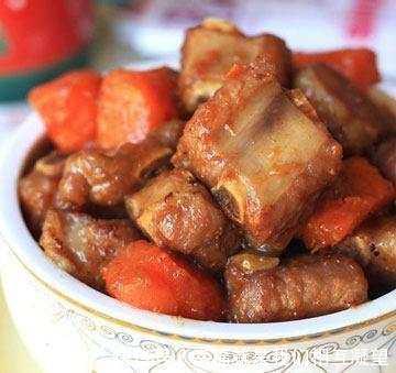 美食推荐糖醋藕饼，酱爆肉末花菜，胡萝卜烧排骨的做法