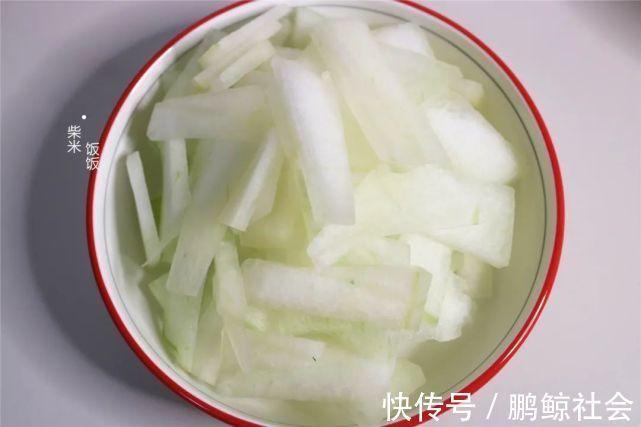 冬瓜|白菜和冬瓜一锅煮,搭配自制肉丸太好吃,每人一碗,连汤也不剩