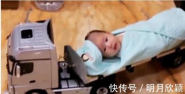 老公|奶爸在家看娃,妈妈不放心,临时回家,打开门看到这一幕笑翻在地