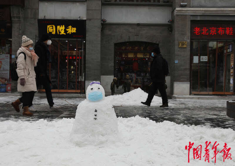 前门商业街|雪后的北京前门大街 小雪人“争奇斗艳”