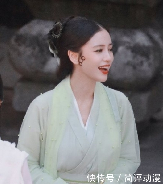 萌探|Angelababy加盟《萌探》,青蛇造型曝光,手拿团扇美得让人心动