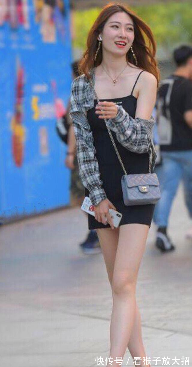 外套|黑色吊带裙搭配短外套，时髦又减龄，完美身材尽显！