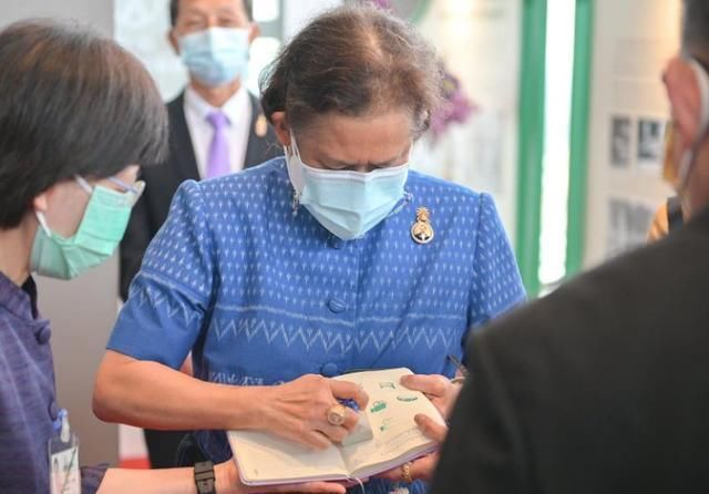 64歲詩琳通強勢控場，蘇提達攝政夢想落空，網(wǎng)友：姜還是老的辣