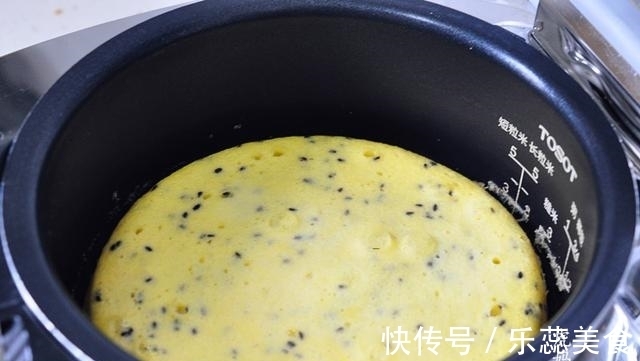 电饭煲|玉米粉+酸奶+鸡蛋,做成无油又低糖的早餐蛋糕,好吃健康易消化
