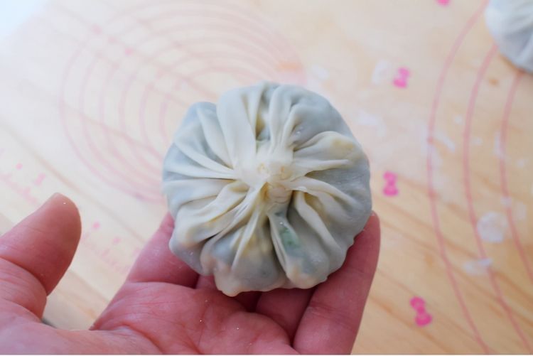 饺子皮新吃法,用来包成包子,皮薄馅儿多,真好吃