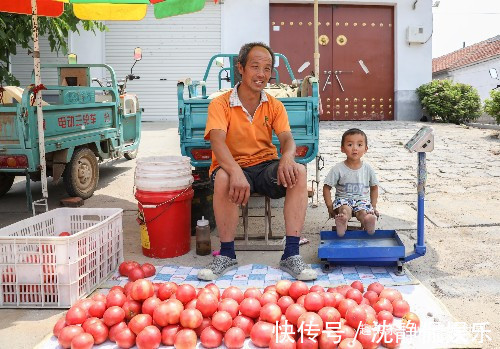西红柿|37度高温，农村2岁娃跟着爷爷做生意，土豆当玩具，看得心疼