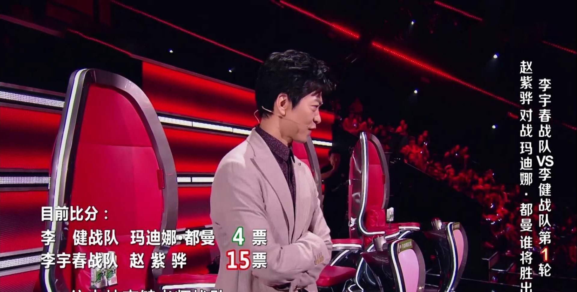 动作 好声音首轮2排评委投完票,有谁注意李健老师的动作难以置信