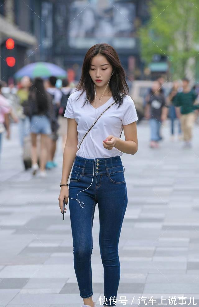 牛仔|女生清新的搭配,白色一字肩配牛仔阔腿裤,穿出邻家女孩的美