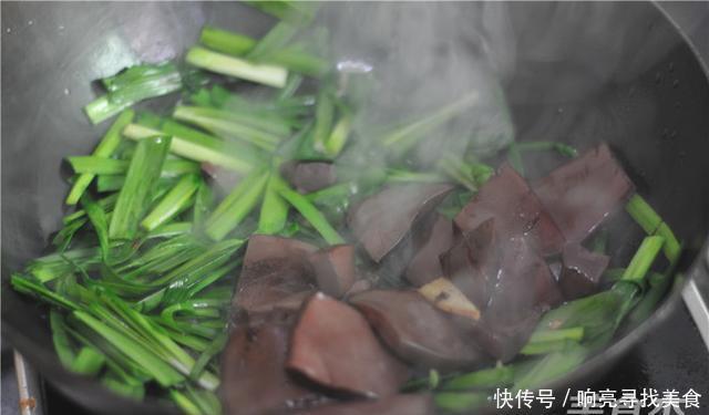 真鸭血|它是“人体清道夫”,隔三差五吃1次,清肝排毒,熬夜的人多吃