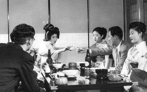 士兵|日本投降后士兵回家,妻子用什么样的方式迎接?士兵:不如战死