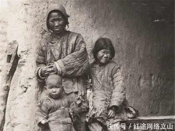 一是|晚清时期的老照片：图一是“女教师和女舍监”的合照